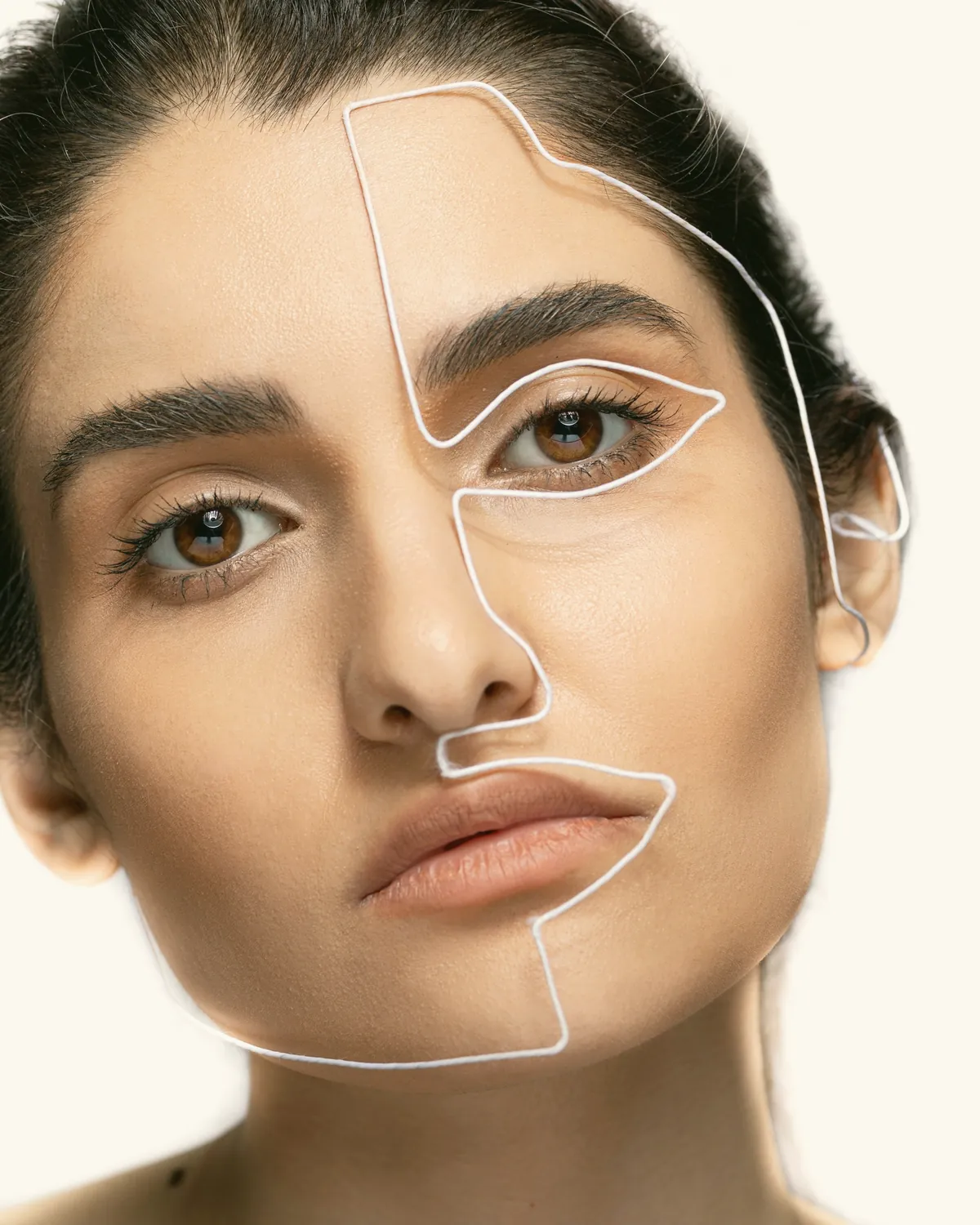 Rostro de mujer con líneas de planificación en la nariz y el contorno del rostro
